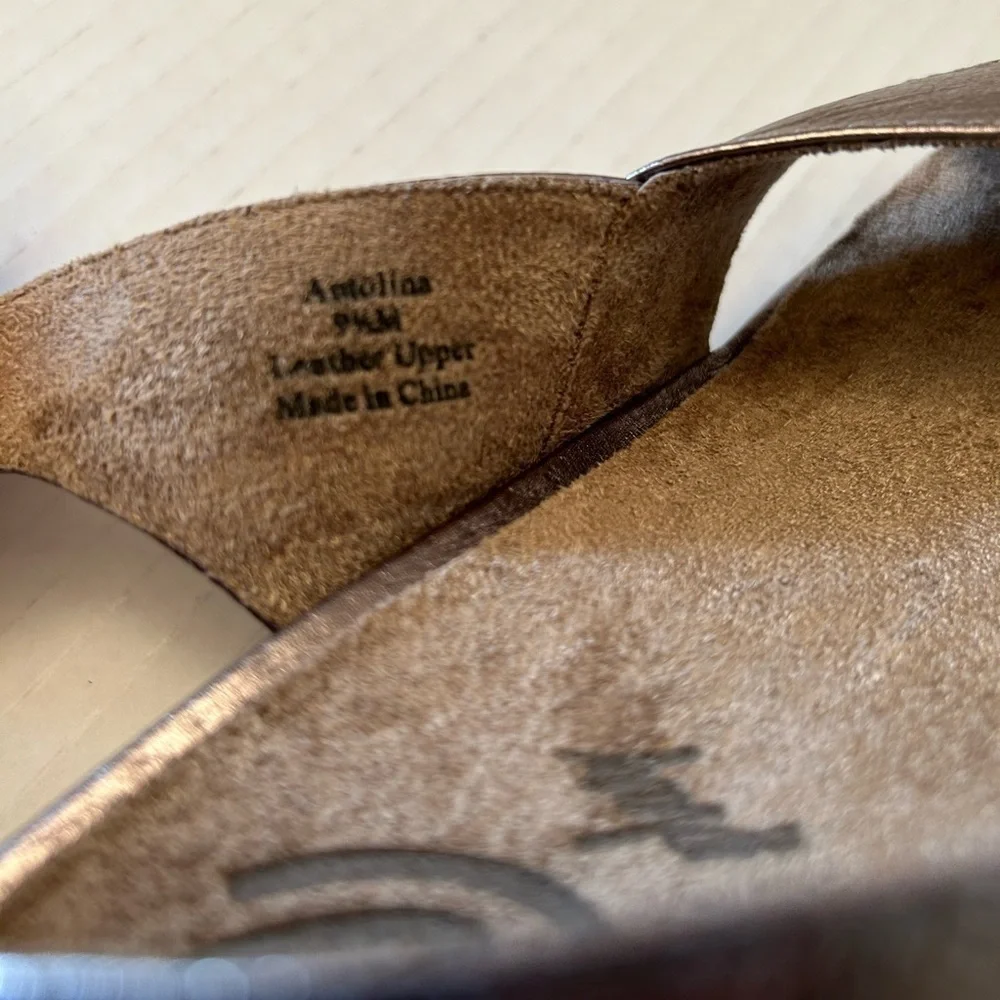 JRenee’ women’s Antolina wedge sandal in color: Taupe Metallic size 9.5 M NWOB.H